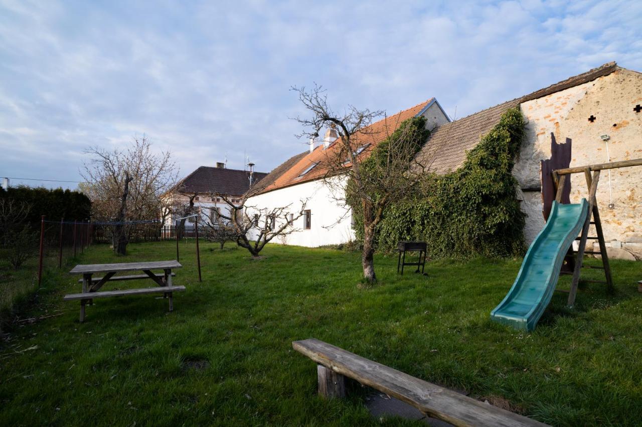 U Hovorku S Bazenem - U Piskoven Vlkov Landhaus